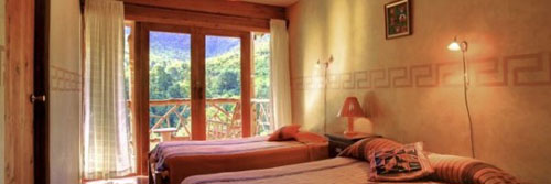 room with queen size bed and a wide window at Rio Chirripo